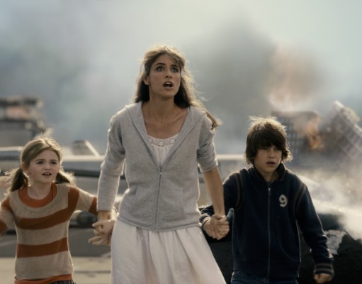 Solid cast helps ‘2012’ overcome flaws