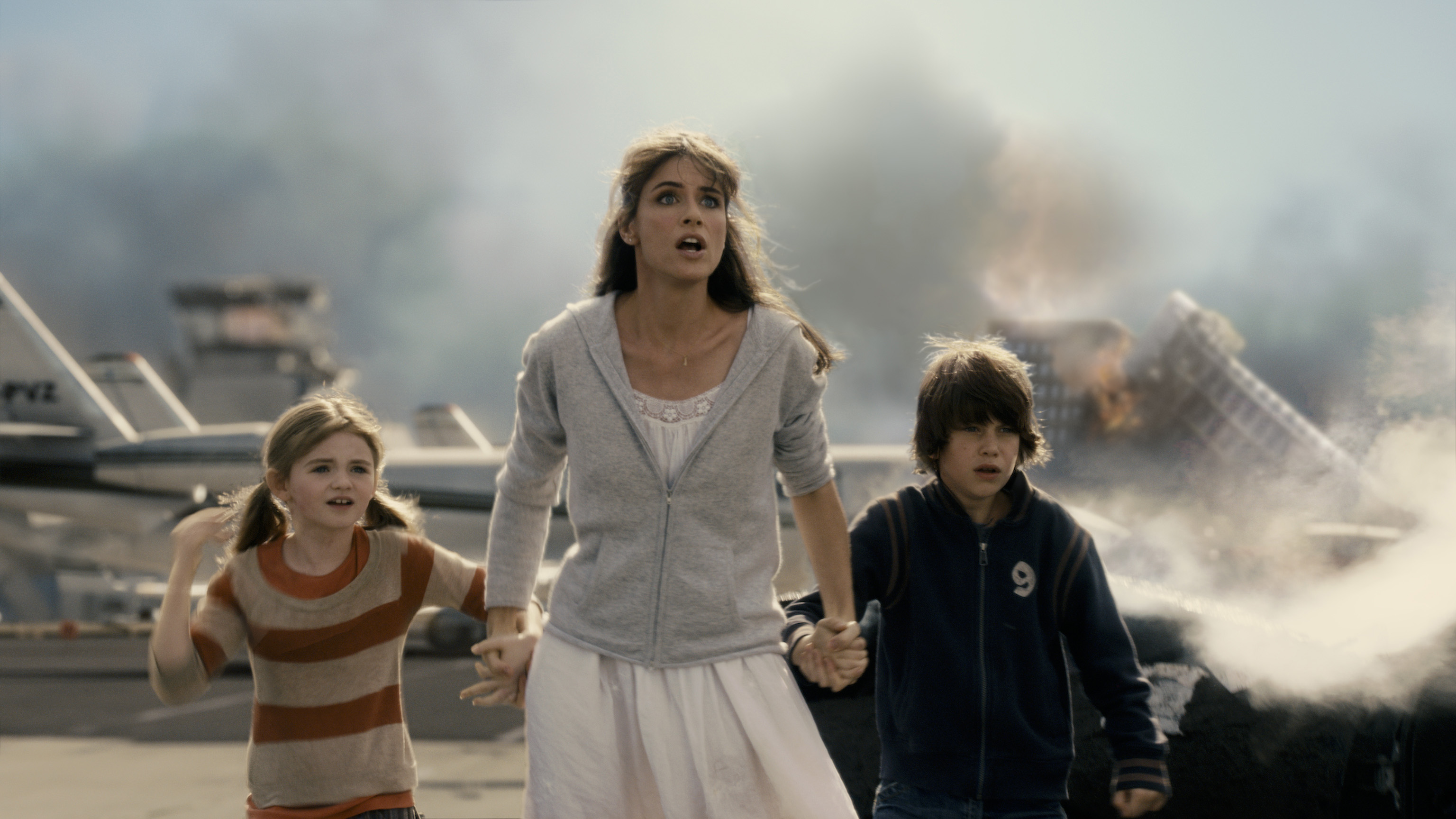 Solid cast helps ‘2012’ overcome flaws