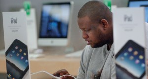 Apple says first-day sales of iPad topped 300,000