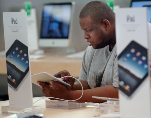 Apple says first-day sales of iPad topped 300,000