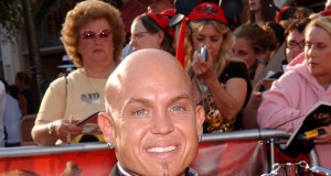Martin Klebba has fun with his slightly shady character on ‘The Cape’