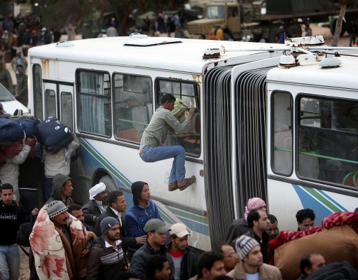 100,000 refugees flee Libya as fighting increases