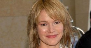 ‘L Word’ actress taken off plane for kissing girlfriend, she says