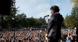 UC Davis Chancellor apologizes for pepper spray incident against protesters