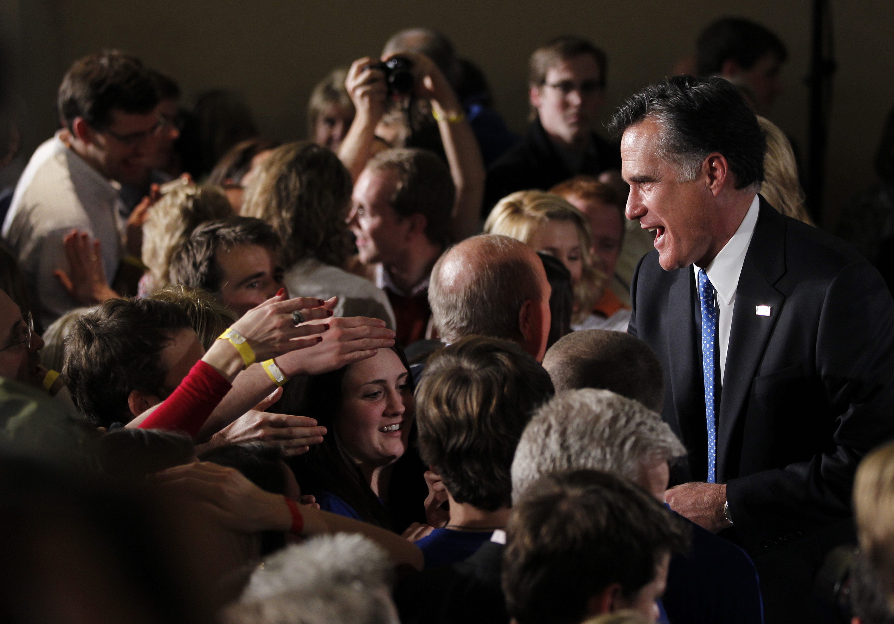 Romney wins Iowa nail-biter