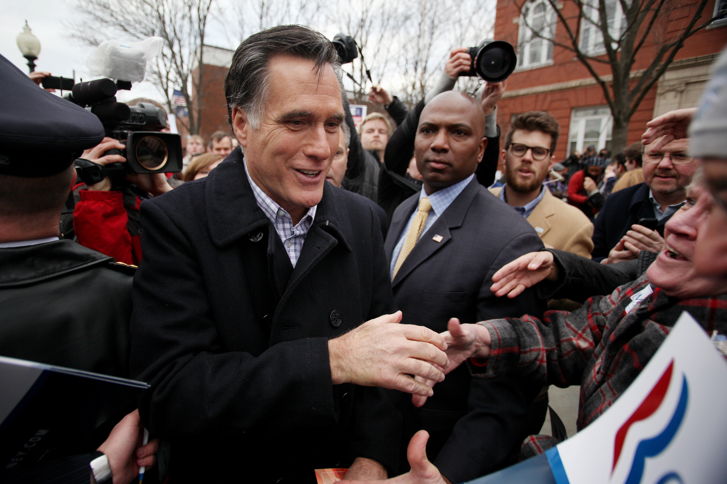 GOP presidential contenders spar, take aim at front-runner Romney
