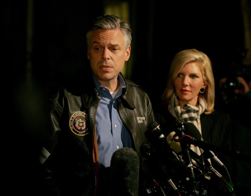 Jon Huntsman exits GOP race, backs Mitt Romney