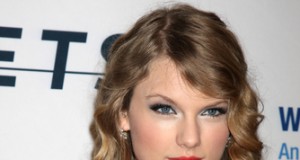 Taylor Swift in Talks to Play Joni Mitchell