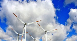 Sizing Up Wind Energy: Bigger Means Greener, Study Says