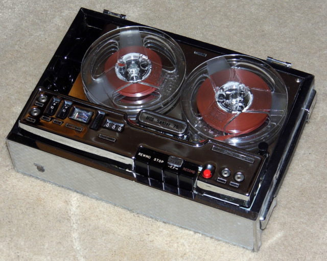 Vintage_AFCO_Senior_75_Reel-To-Reel_Tape_Recorder,_Battery_And_AC_Power,_Made_In_Japan_(14146604475)